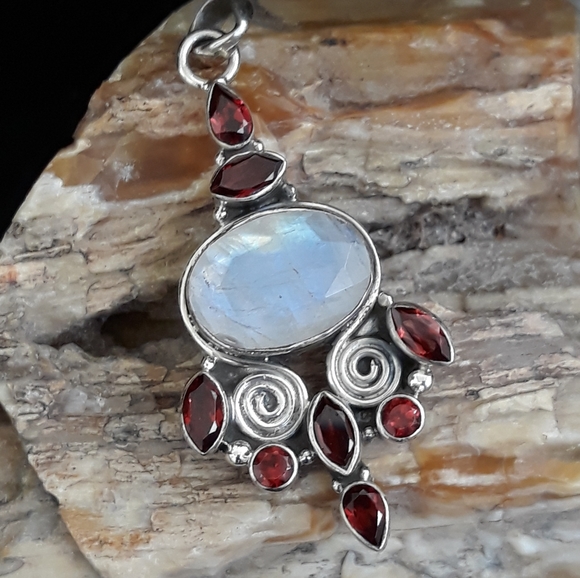 Bali Style Rainbow Moonstone & Garnet Pendant - Picture 3 of 4